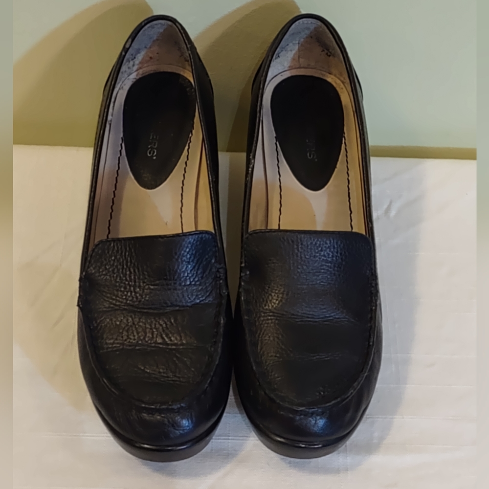 Dockers Black 2 3/4" heels Size 7